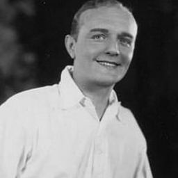 Jack Raine 飾演 Inspector Pierce