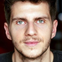 Thomas Bettencourt - 小小的絕招演員 飾演Man hostage