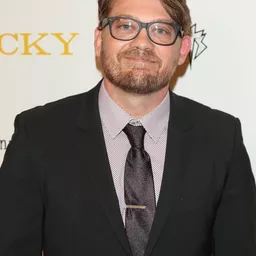 Logan Sparks 飾演 Self