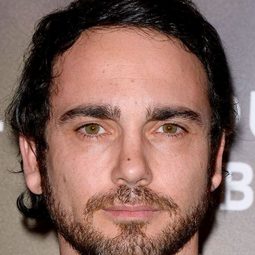 Matthieu Boujenah 飾演 Charles