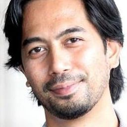 Wan Raja 飾演 Misbun Sidek