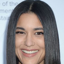 朱莉亞·瓊斯 - 暮光之城：破曉 I演員 飾演Leah