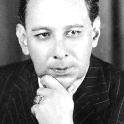 Agustín Isunza 飾演 Maestro 4