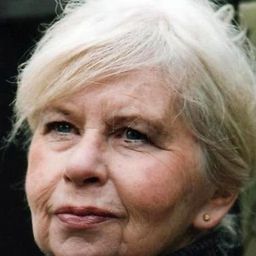 Yvette Petit 飾演 Étienne