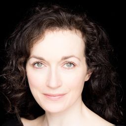 Tara Breathnach 飾演 The Mother