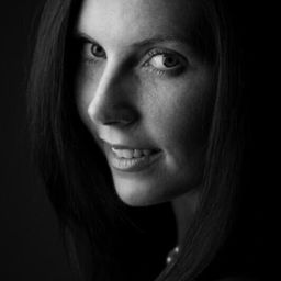 Kristen McNally 飾演 Grandmother