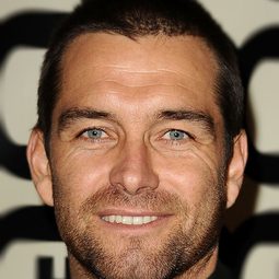 安東尼·斯塔爾 飾演 Mike Dankworth McCold