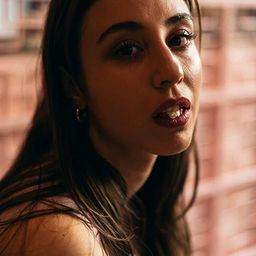 Madeleine Martin 飾演 Em