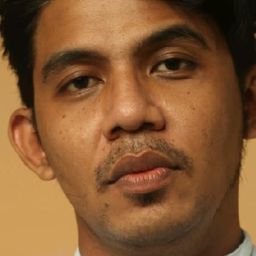 Abdul Rachman Hidayat 飾演 Ustad Zuhri