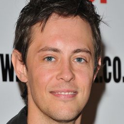 Elliot James Langridge 飾演 Ben