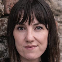 Clare Monnelly 飾演 Shoo