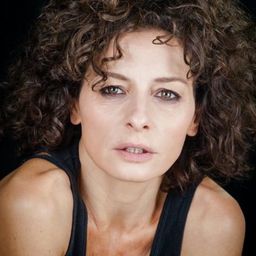 莉迪亞·維塔 飾演 PM