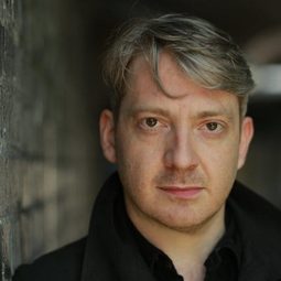 Thomas Arnold 飾演 Narrator