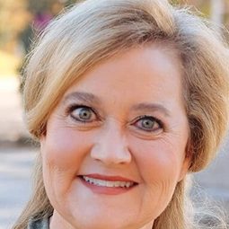 Julie Ann Doan - 訪．嚇演員 飾演April Dray