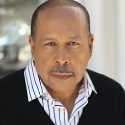 蘭斯·E·尼可斯 - 橄欖球傳奇演員 飾演Junior