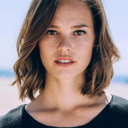 Bailey Noble 飾演 Serena