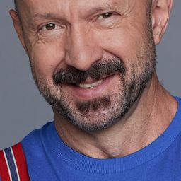 費倫斯·蘭蓋耶 飾演 Michael Curtiz