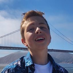 Romain Hartmann 飾演 French Boy 2