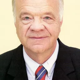 喬治馬奎爾 飾演 Ed