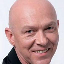 Grzegorz Kucias 飾演 Old Priest