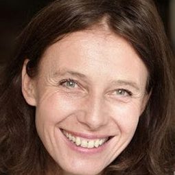 Nathalie Boutefeu 飾演 Marta