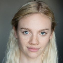 Áine Rose Daly 飾演 Robyn