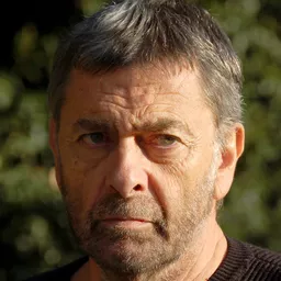 Andrea Giordana 飾演 Klaus Mauser