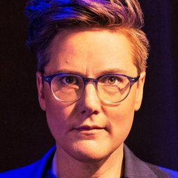 漢娜·蓋茲比 - Hannah Gadsby：最後一擊演員 飾演Self