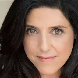 Kelly Wolf 飾演 Sara