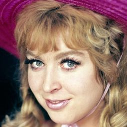 尤蘭塔·洛特 - 遊船黑白來演員 飾演Young Girl