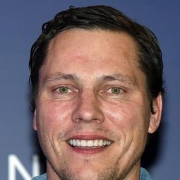 Tiësto - 艾維奇的真實故事演員 飾演Self