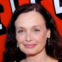 狄波拉·范瓦爾肯布赫 - 狠將奇兵演員 飾演Reva Cody