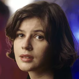 伊蓮·雅各 飾演 Brigitte