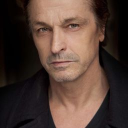 Peter O'Brien 飾演 Dr. Julian Martin