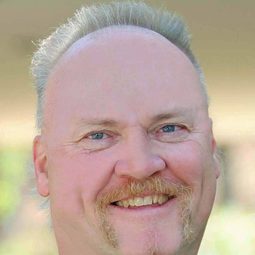 Scott Swope 飾演 Gunning Bedford