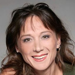 Helen Buday 飾演 Savannah Nix