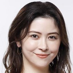 宮澤エマ 飾演 Azami