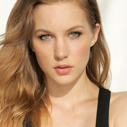 Tina Ivlev 飾演 Eve Pritchard