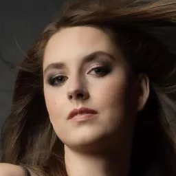 Emily Brinks 飾演 Gas Station Girl