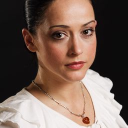 Ilinca Goia 飾演 Leigh