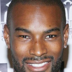 泰森·貝克佛德 飾演 Homer Hobbs