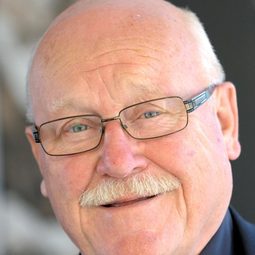 Hans Teuscher 飾演 Theissen