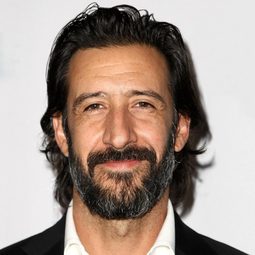 荷西·馬利亞·亞斯比 - 比佛利拜金狗演員 飾演Vasquez