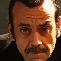 Nicola Rignanese 飾演 Augusto Soreda