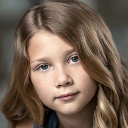 Maya Misaljevic 飾演 Young Georgia (voice)