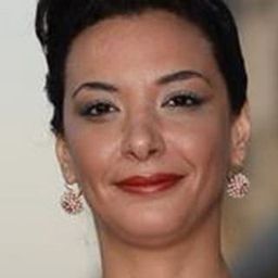 盧巴娜·阿比達爾 飾演 La première serveuse