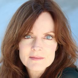 Maggie Baird 飾演 Laura