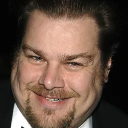 Charles Maquignon 飾演 Sergeant Bill Attwood