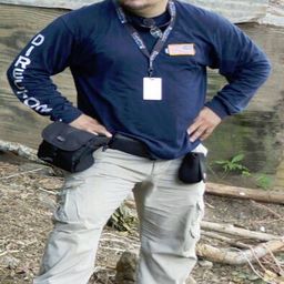 Robert Colón 飾演 Police Officer