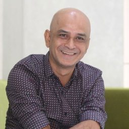 Man Bai 飾演 Topok